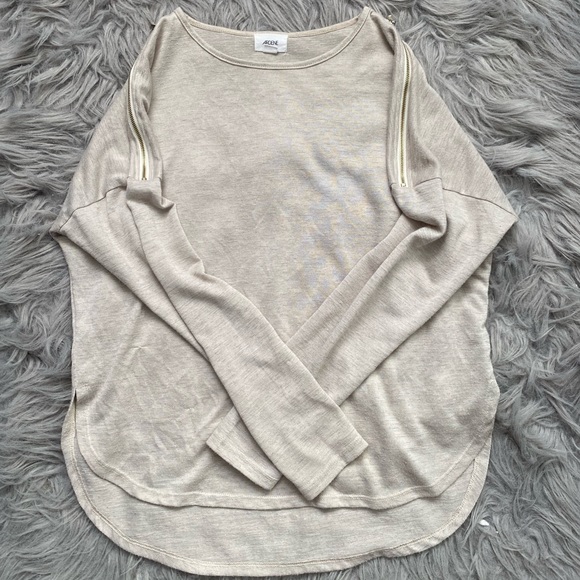 Long sleeve tee with zippers on shoulders - Picture 2 of 3